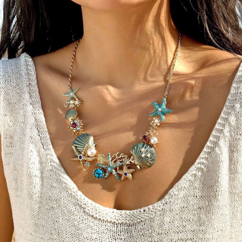Collar de concha dorada y azulada