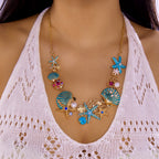 Collar de concha dorada y azulada