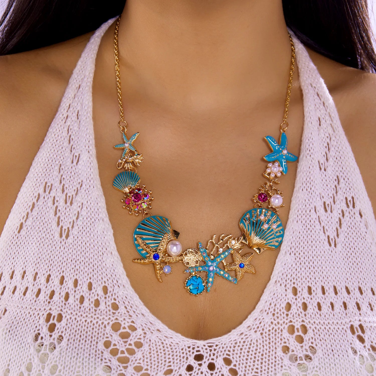 Collar de concha dorada y azulada