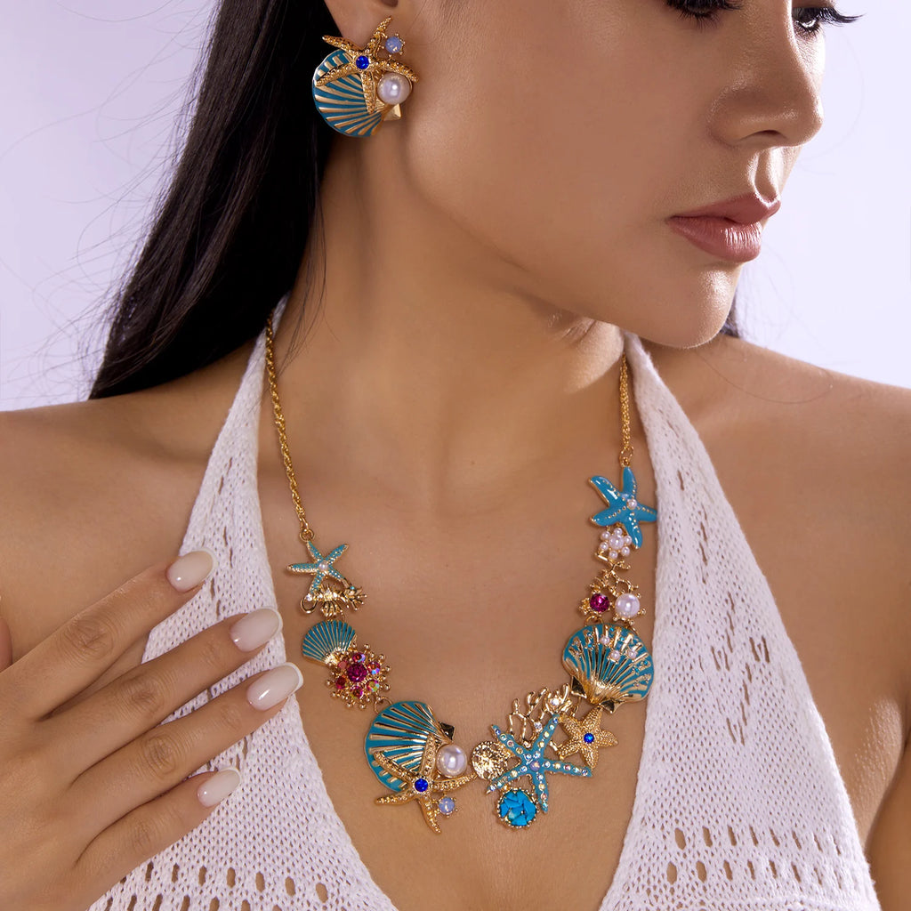 Collar de concha dorada y azulada