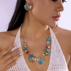 Collar de concha dorada y azulada