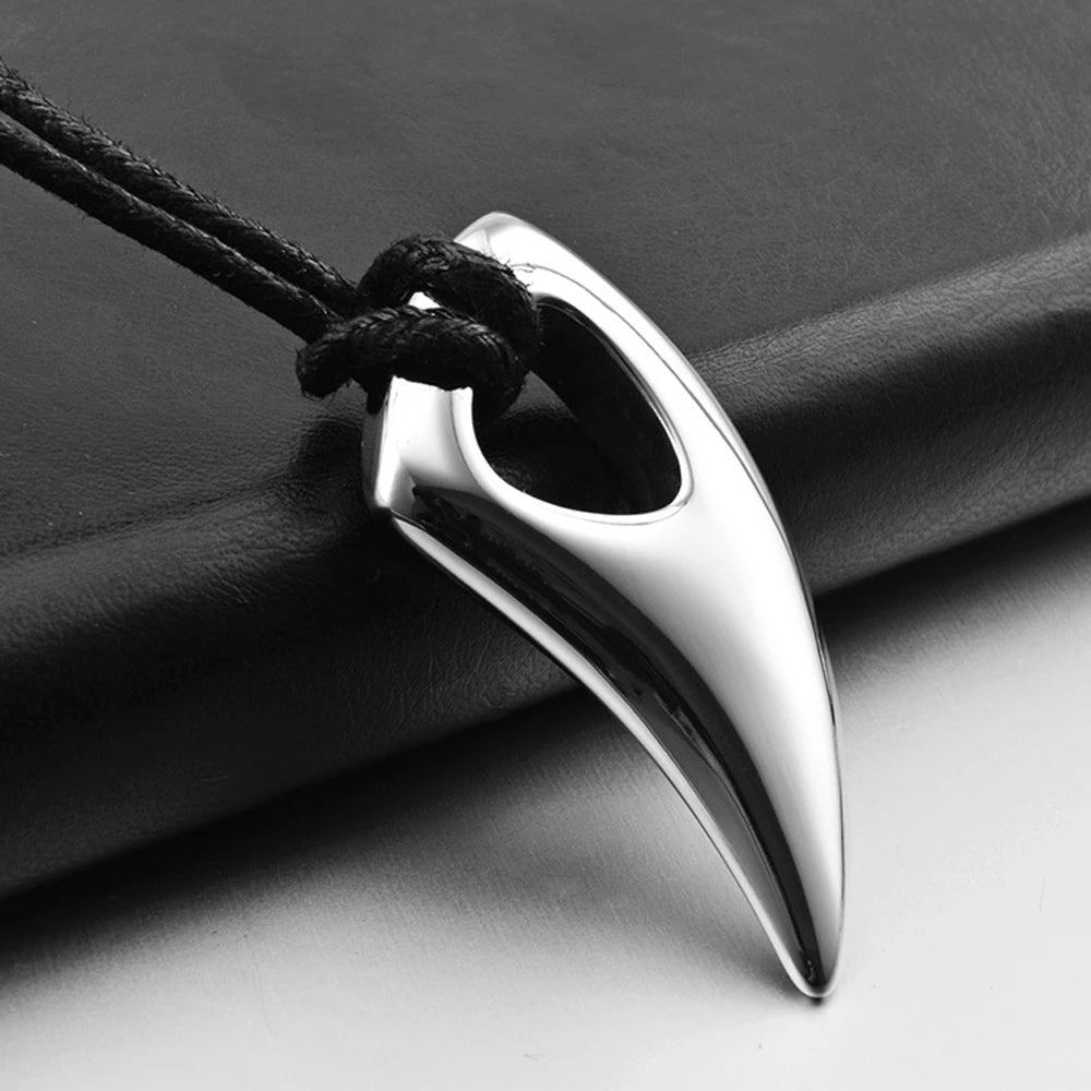 Collar de cordón con colgante de diente de tiburón plateado