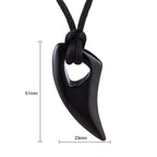 Collar de cordón con colgante de diente de tiburón
