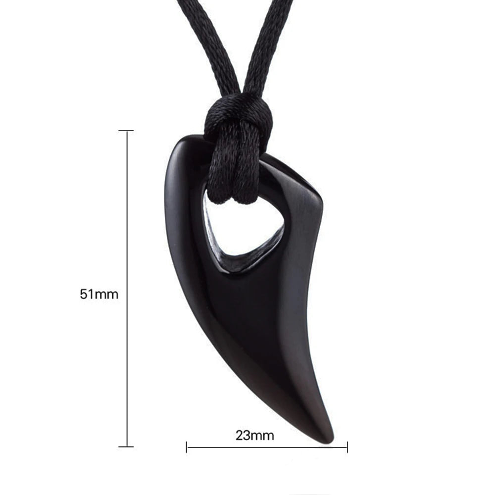 Collar de cordón con colgante de diente de tiburón