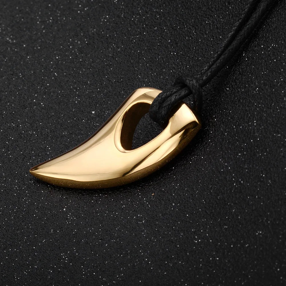 Collar de cordón con colgante de diente de tiburón dorado