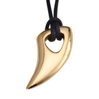 Collar de cordón con colgante de diente de tiburón dorado
