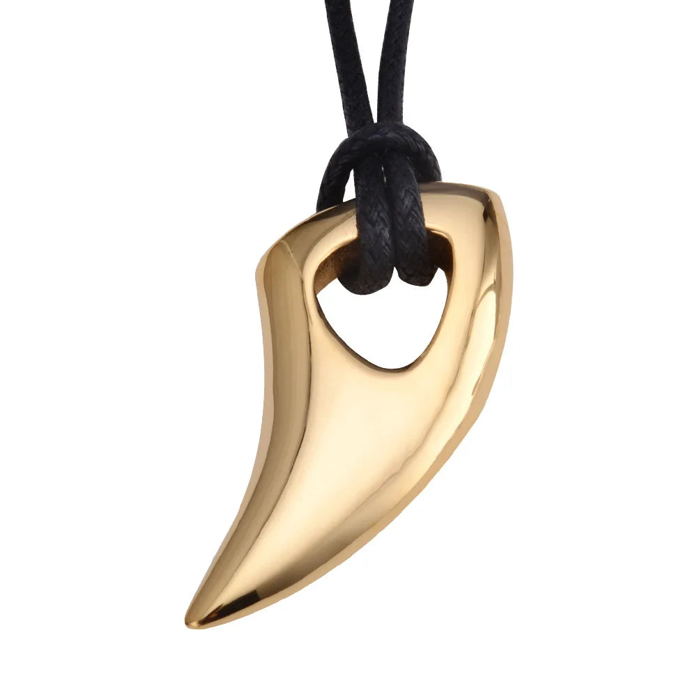 Collar de cordón con colgante de diente de tiburón dorado