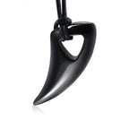 Collar de cordón con colgante de diente de tiburón negro