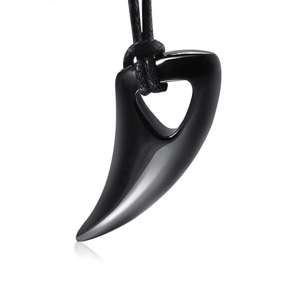 Collar de cordón con colgante de diente de tiburón negro