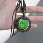 Collar de cordón con colgante de madera incrustado con un trébol de cuatro hojas