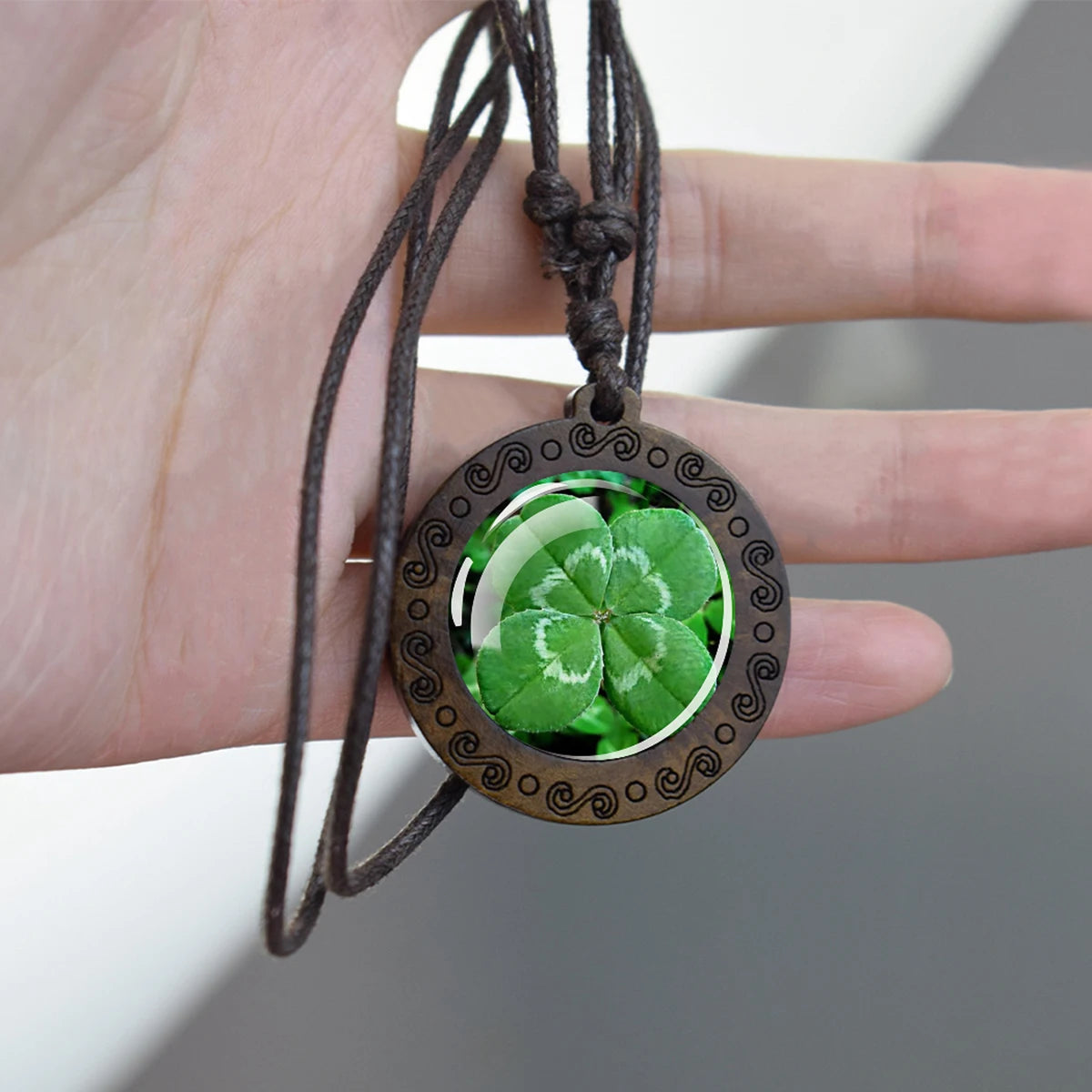 Collar de cordón con colgante de madera incrustado con un trébol de cuatro hojas