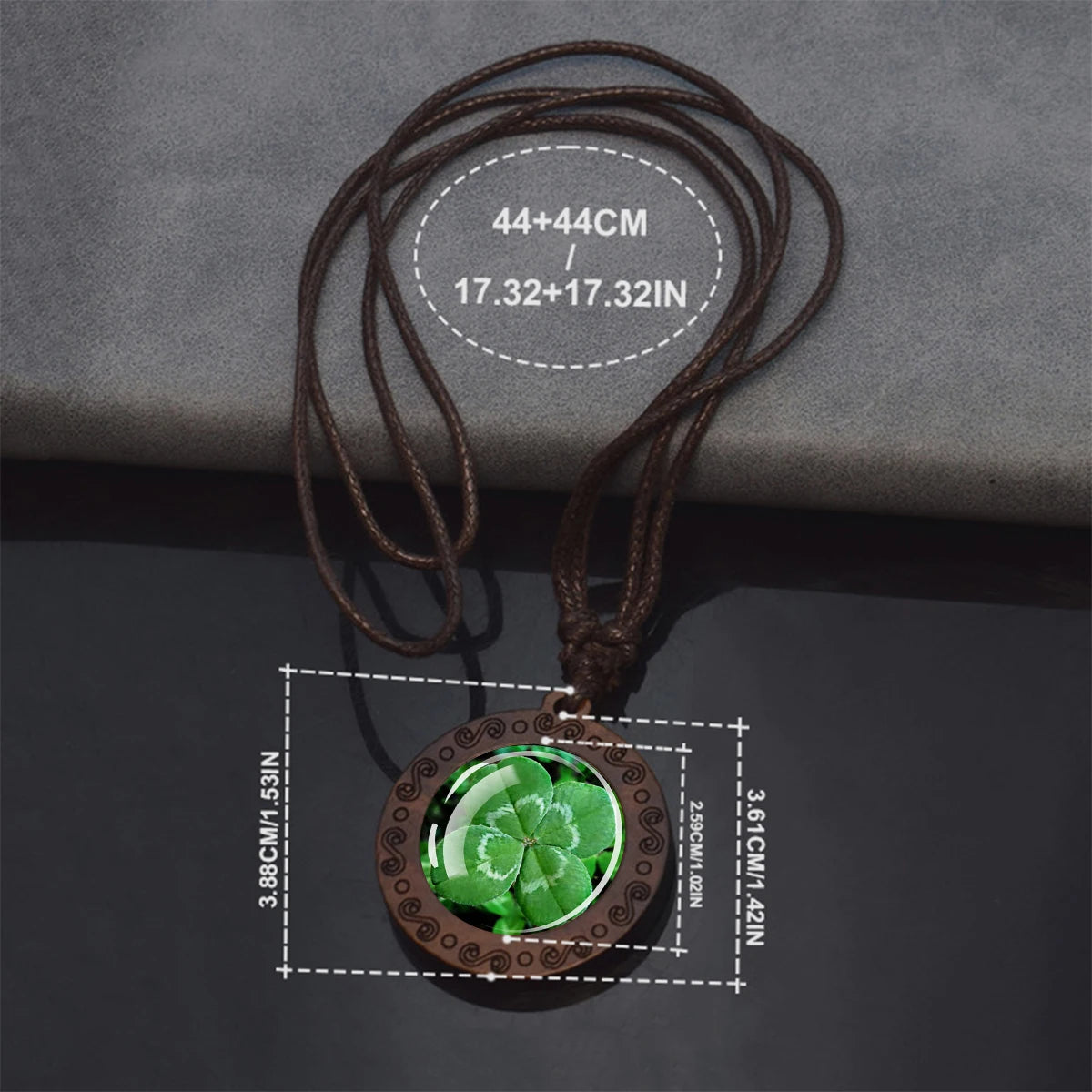 Collar de cordón con colgante de madera incrustado con un trébol de cuatro hojas