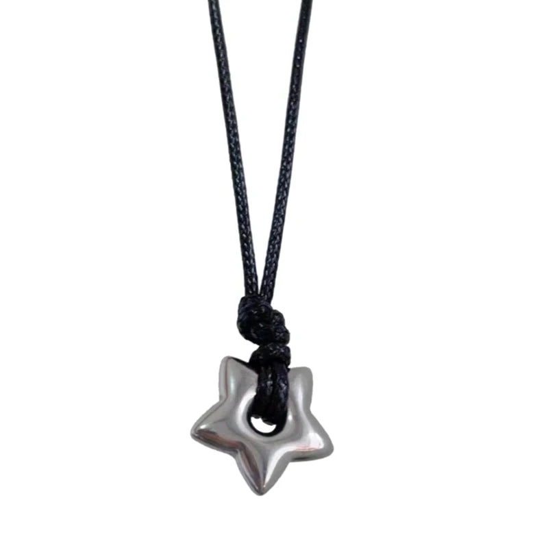 Collar de cordón con colgante de estrella hueca