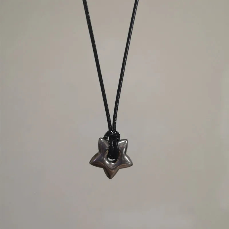 Collar de cordón con colgante de estrella hueca