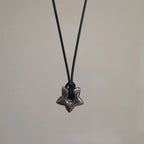 Collar de cordón con colgante de estrella hueca