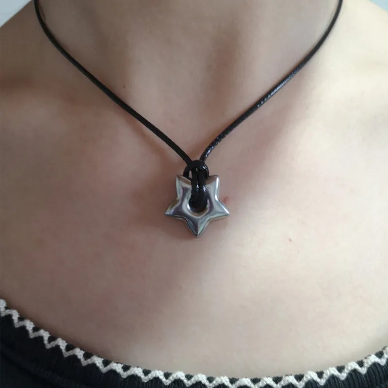 Collar de cordón con colgante de estrella hueca