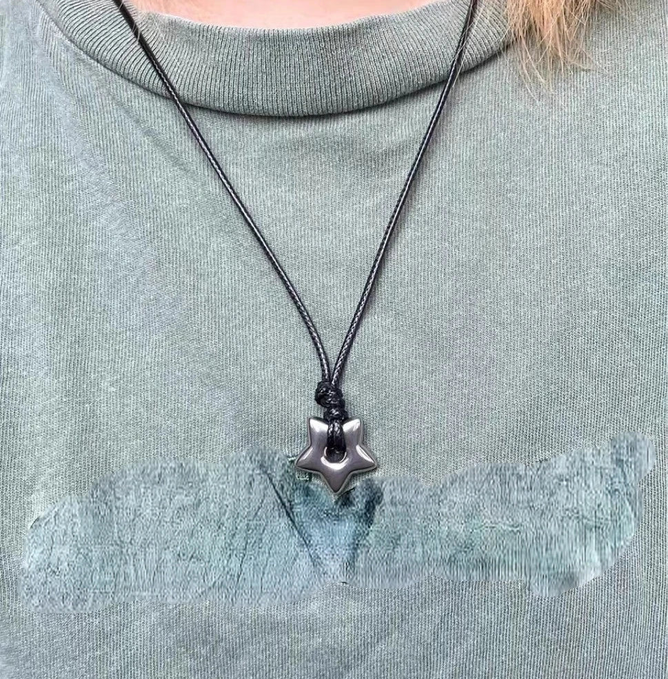 Collar de cordón con colgante de estrella hueca