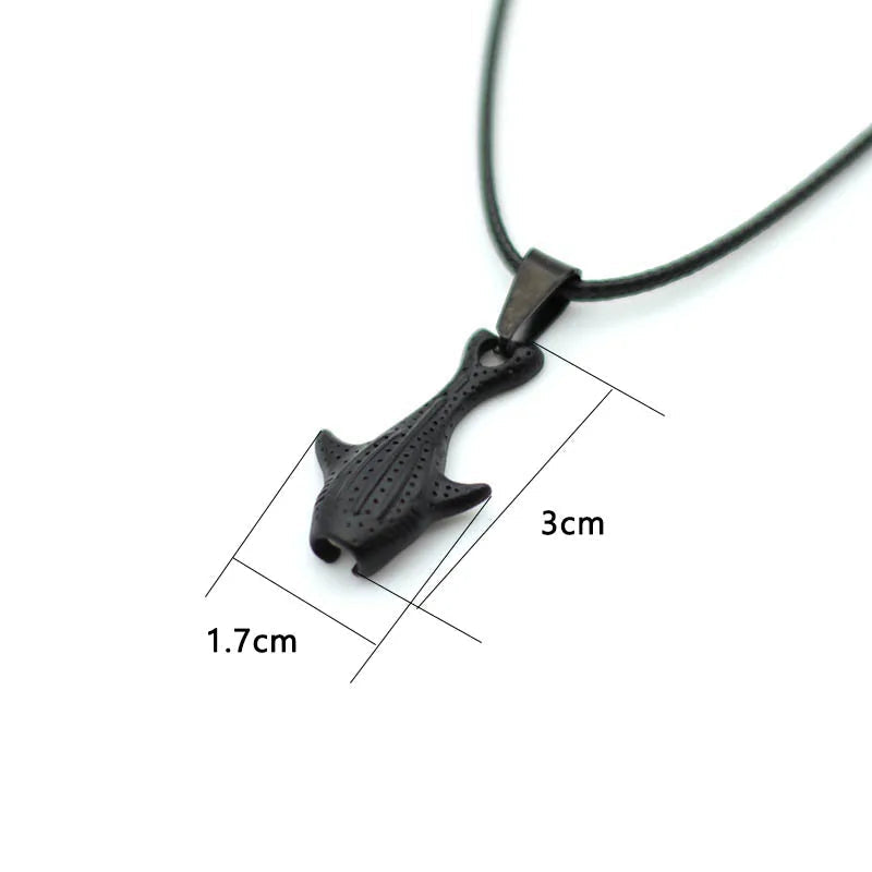 Collar de cordón con colgante de tiburón