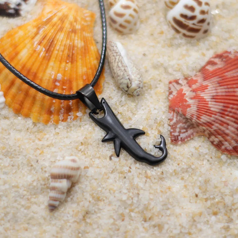 Collar de cordón con colgante de tiburón negro