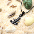 Collar cordón con colgante de tiburón martillo negro