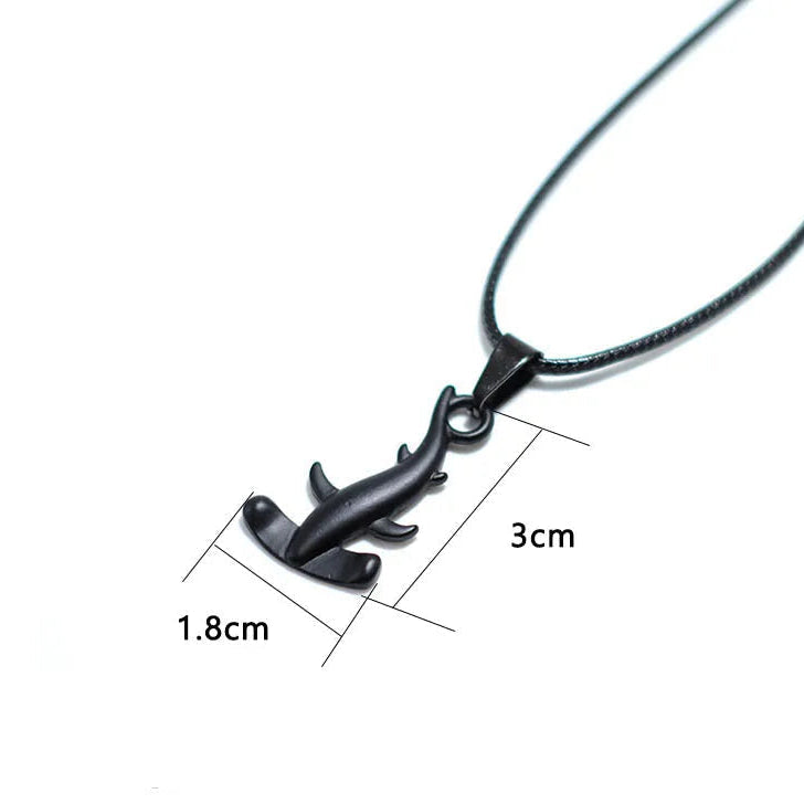 Collar cordón con colgante de tiburón martillo negro
