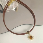 Collier cordon avec pendentif soleil et pierre d'oeil de tigre