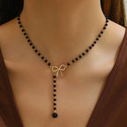 Collar de Perlas con Colgante de Nudo negro