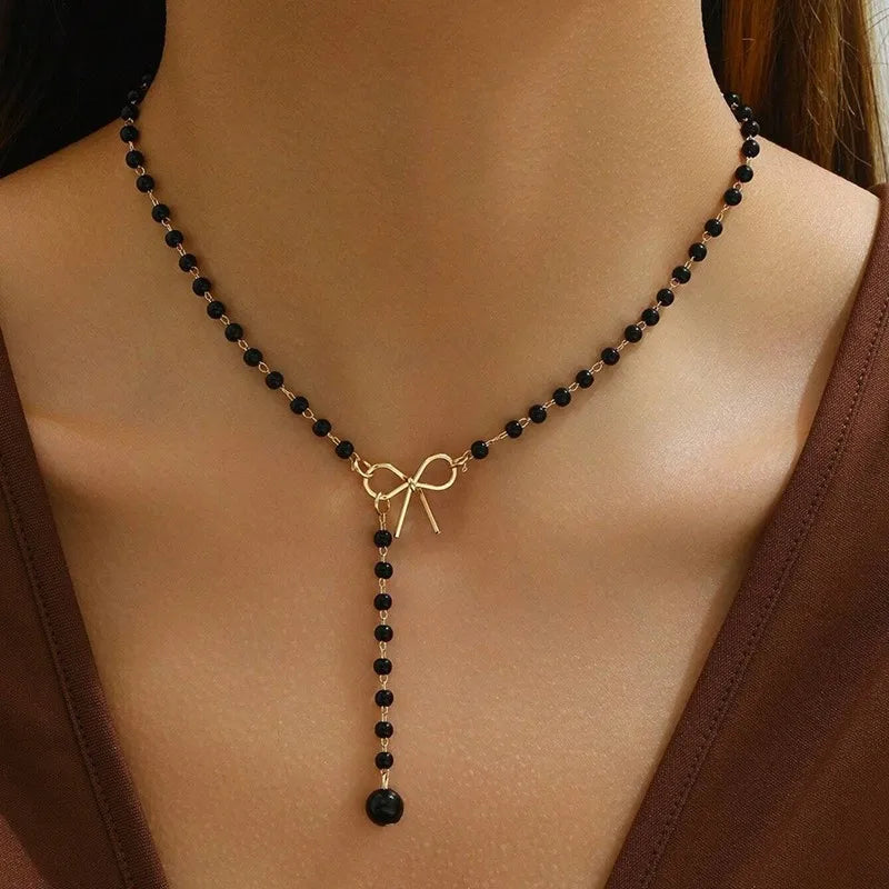 Collar de Perlas con Colgante de Nudo negro