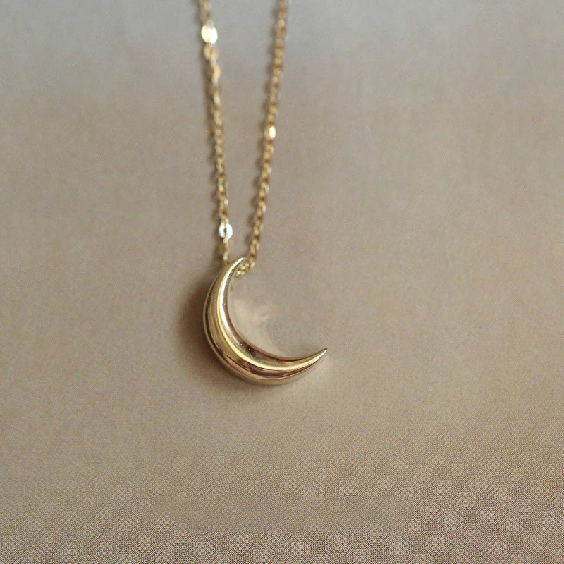 Collar discreto con colgante de luna para mujer oro