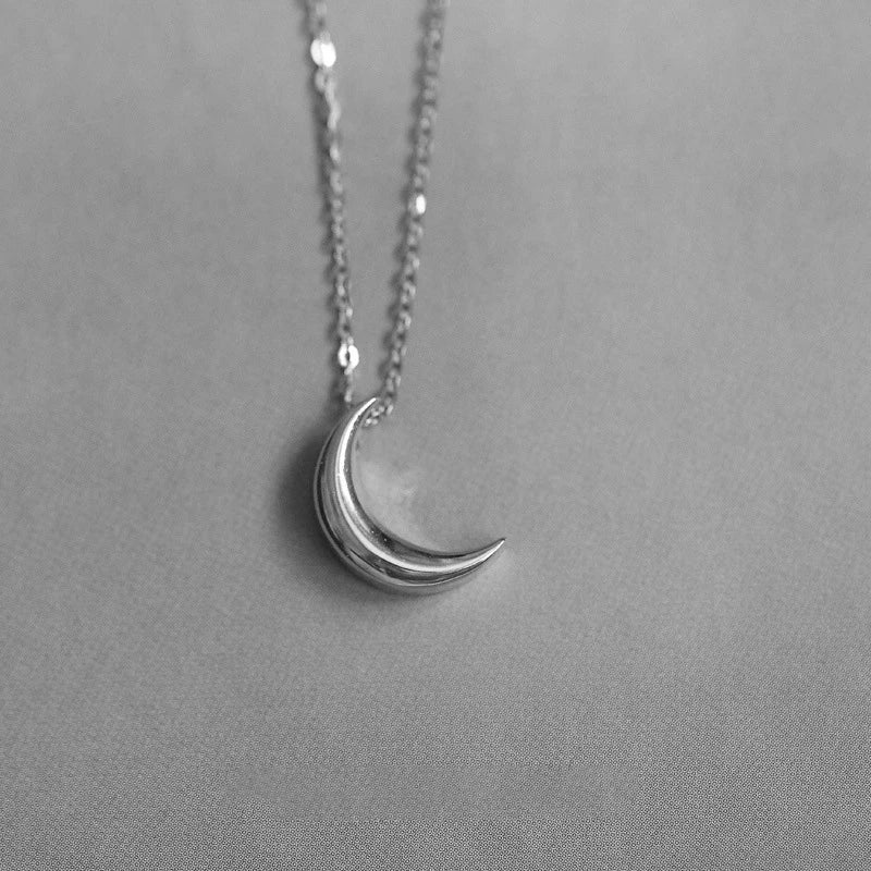 Collar discreto con colgante de luna para mujer plata