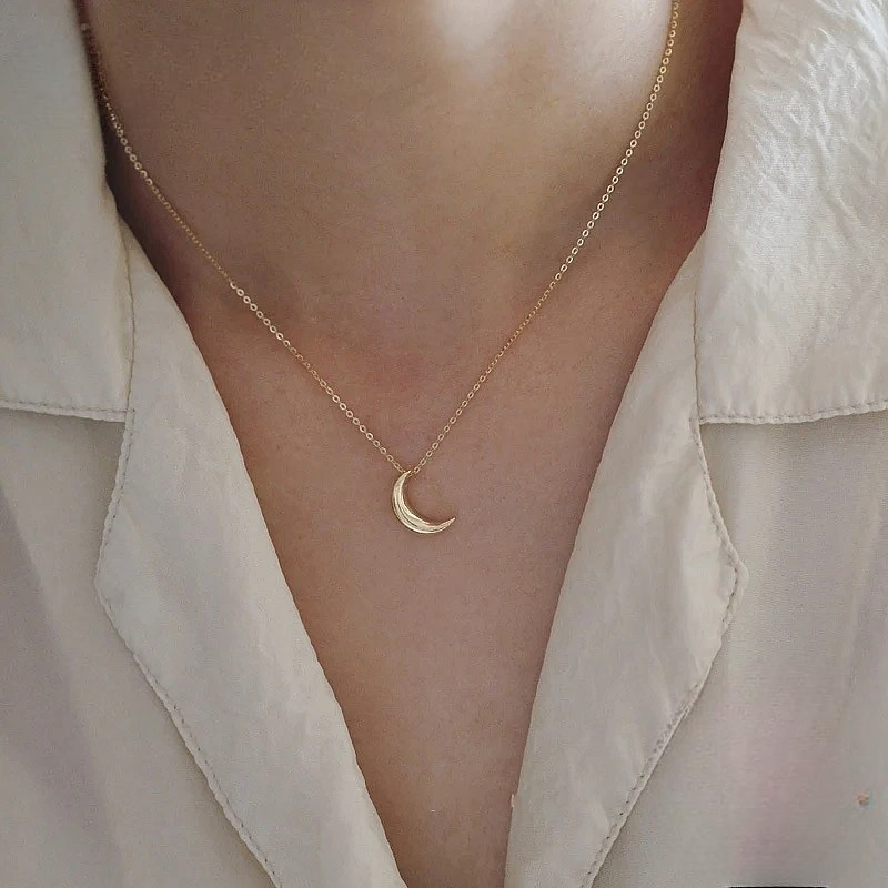 Collar discreto con colgante de luna para mujer oro