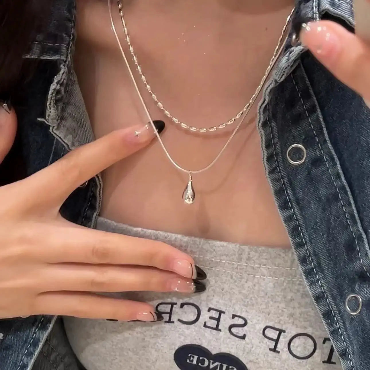 Collar Doble con Colgante de Gota de Agua