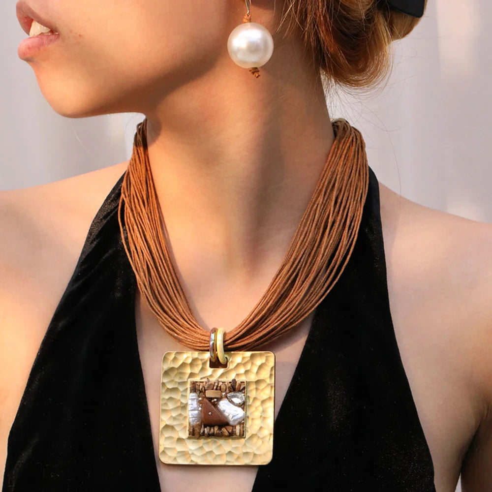 Collar de Cuerdas con Colgante Cuadrado marrón