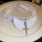 Collar de encaje con colgante de alas de ángel blancas