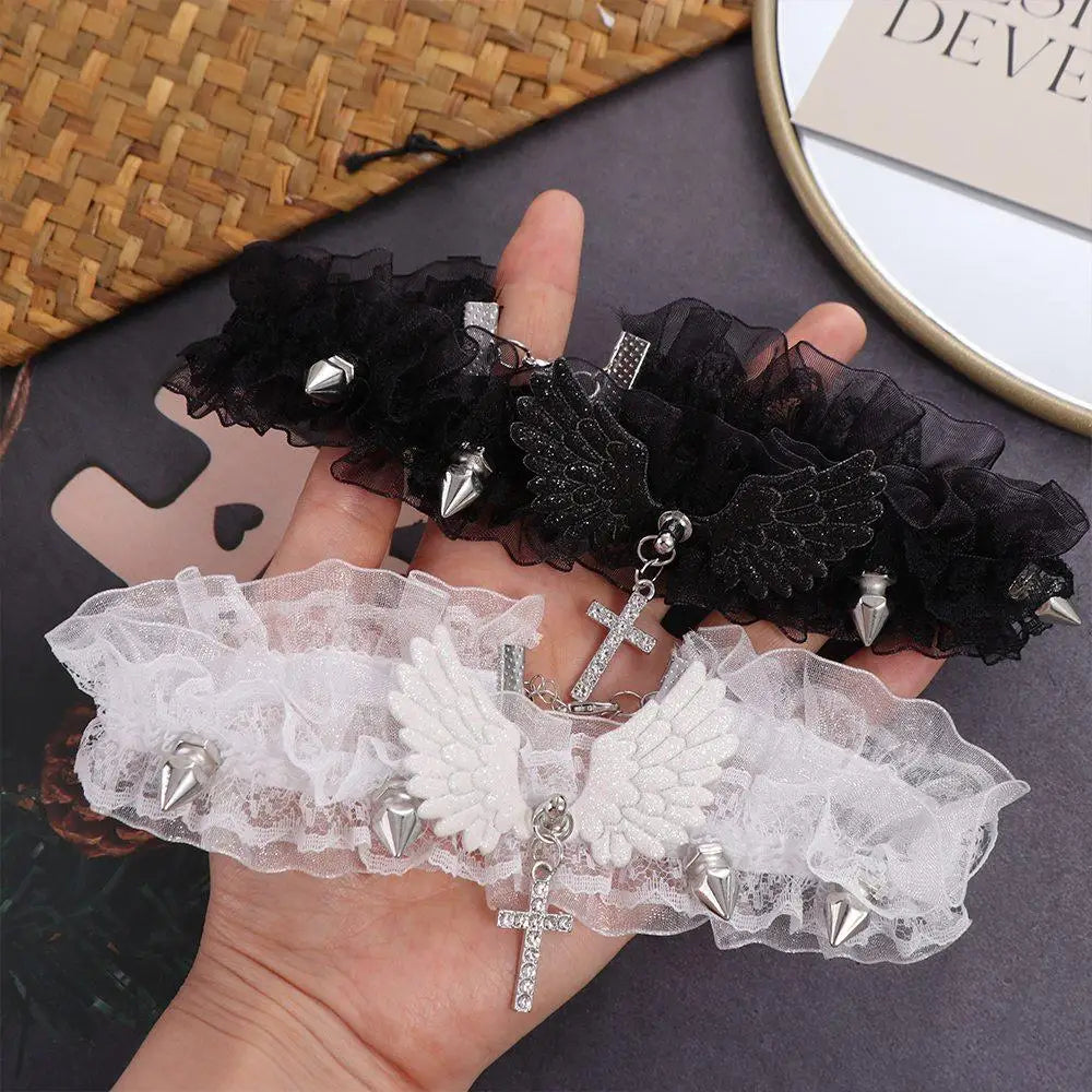 Collar de encaje con colgante de alas de ángel