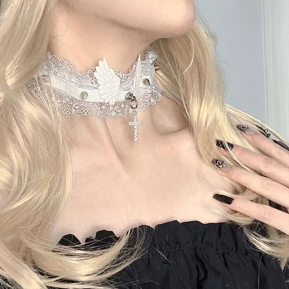Collar de encaje con colgante de alas de ángel blancas