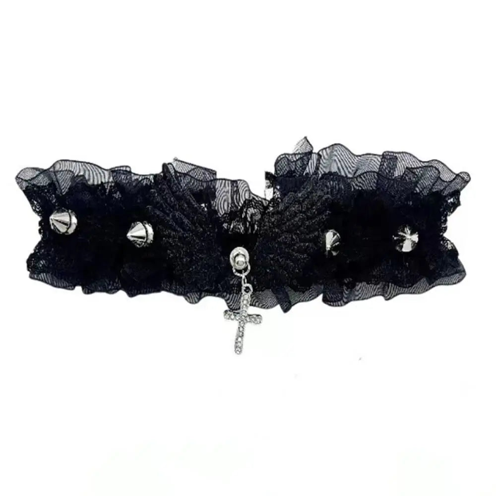 Collar de encaje con colgante de alas de ángel negras