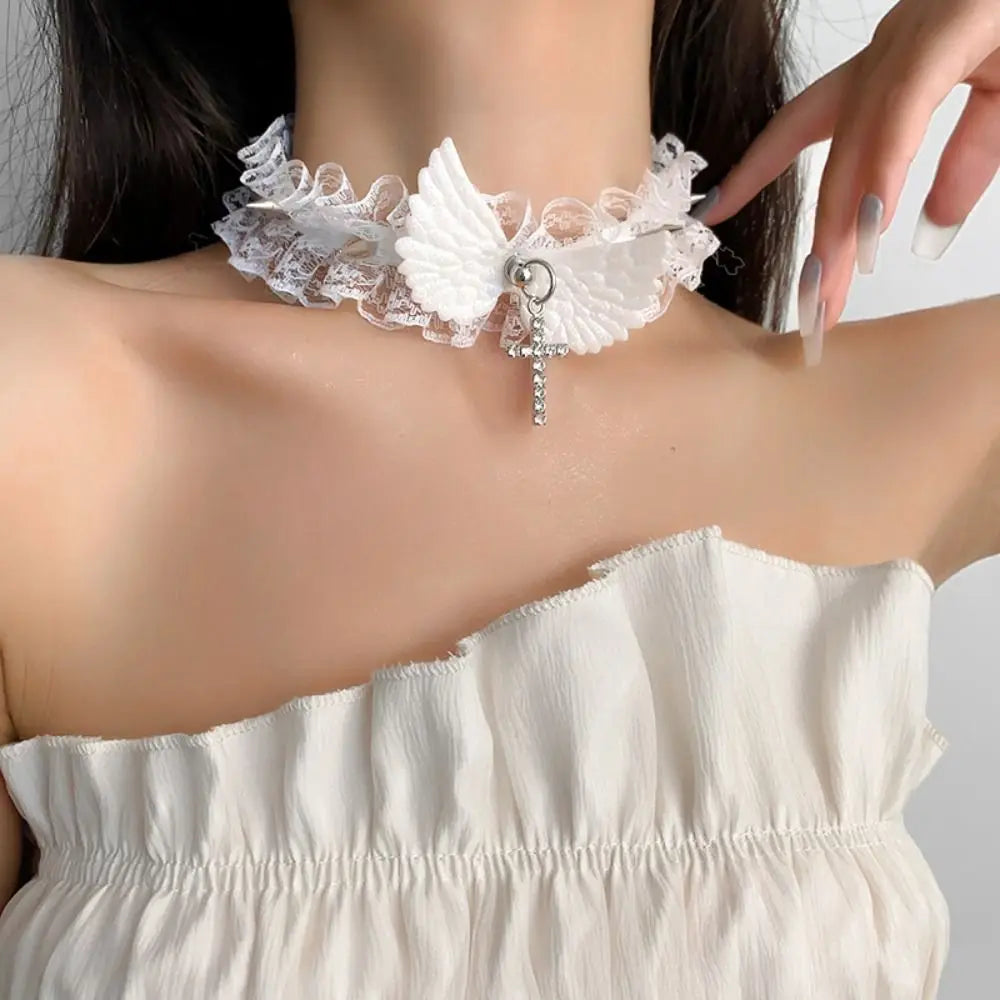 Collar de encaje con colgante de alas de ángel blancas