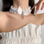 Collar de encaje con colgante de alas de ángel blancas
