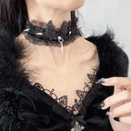 Collar de encaje con colgante de alas de ángel negras