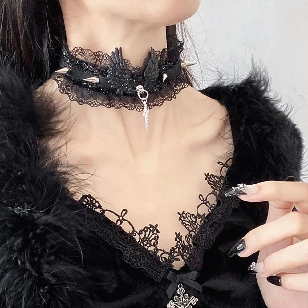 Collar de encaje con colgante de alas de ángel negras