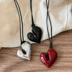 Collar con cordón con colgante de corazón rojo