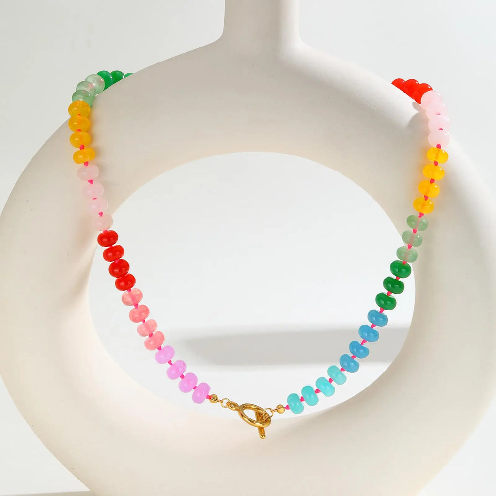 Collar con colgante de arcoíris y perlas