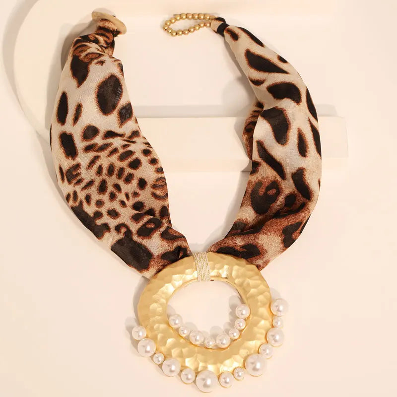 Collar de Tela con Colgante Bohemio Chic leopardo