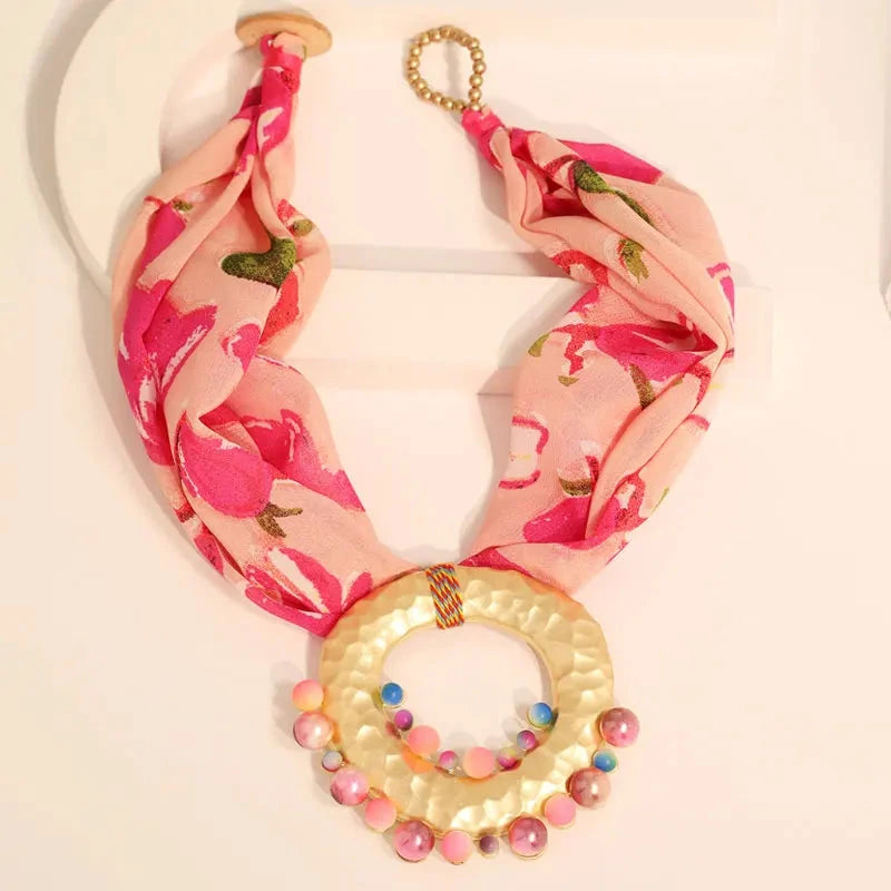 Collar de Tela con Colgante Bohemio Chic rosa