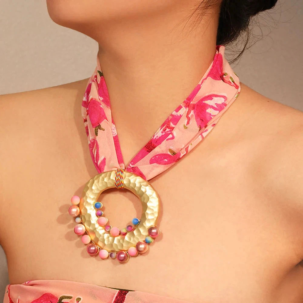 Collar de Tela con Colgante Bohemio Chic rosa