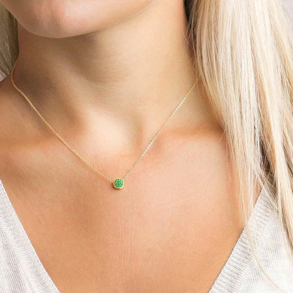 Collar y colgante con pequeña piedra de nacimiento redonda mayo