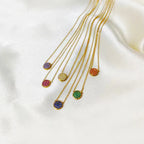 Collar y colgante con pequeña piedra de nacimiento redonda