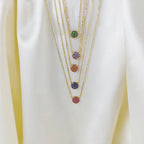 Collar y colgante con pequeña piedra de nacimiento redonda 