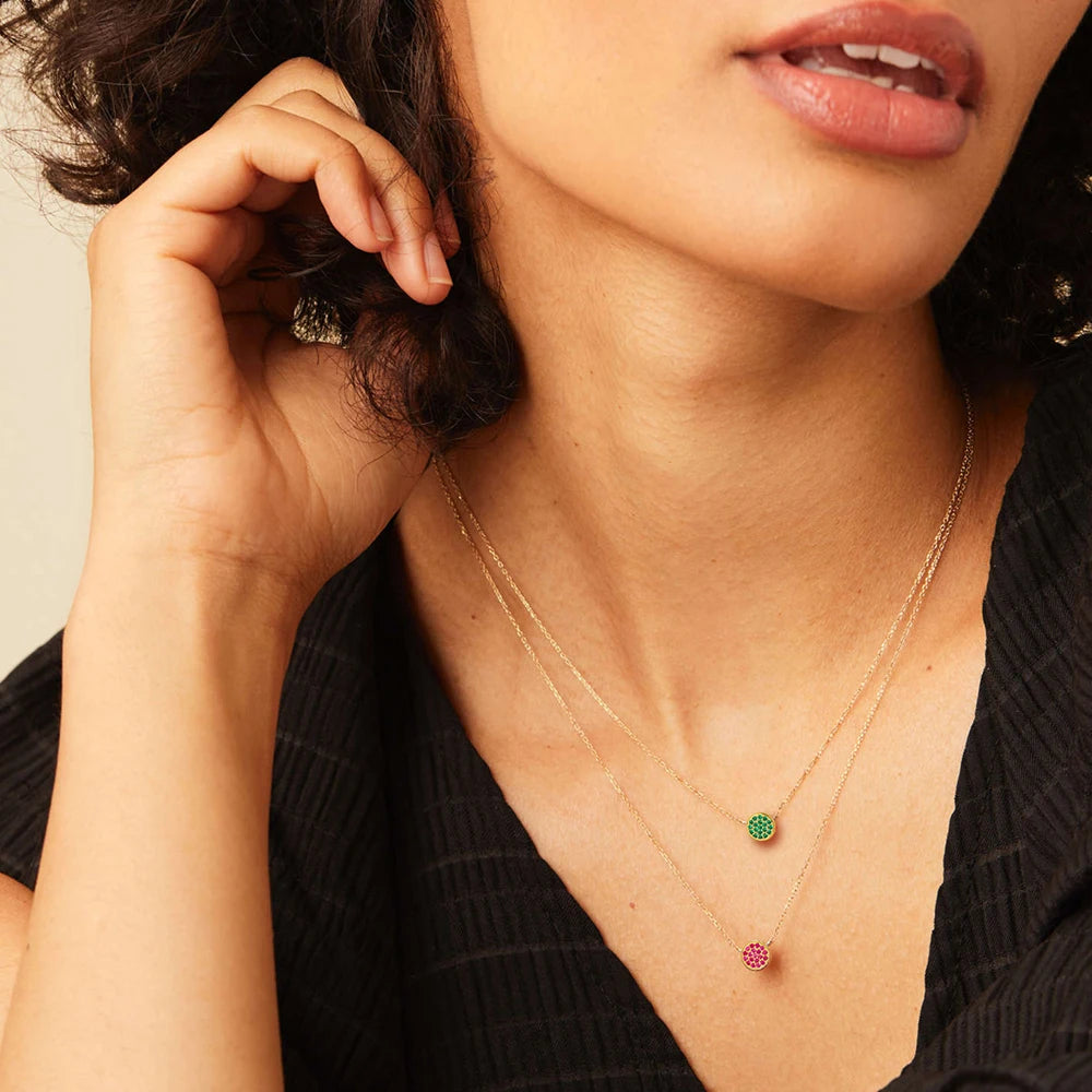 Collar y colgante con pequeña piedra de nacimiento redonda mayo
